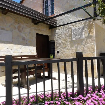 Kamnita Hisa Stari Klesar 度假居